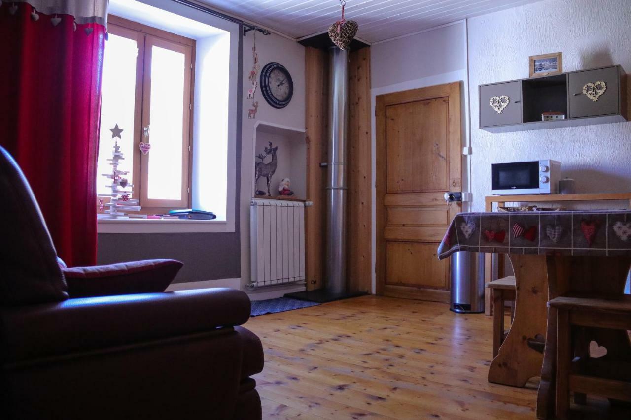 Au Coeur Du Lapidaire Septmoncel-Les-Molunes Eksteriør billede